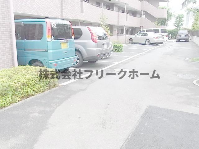 アースフォーガルの駐車場