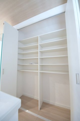 五月が丘二丁目の収納|キッチン奥に広い収納スペースがあります