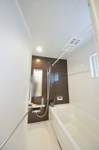 五月が丘二丁目の浴室|人気の換気乾燥暖房機付き。１坪タイプの大きなバスルームなので足を伸ばしてゆっくり湯船につかることができます