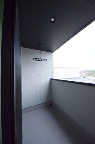 五月が丘二丁目のバルコニー|バルコニーは屋根があるので急な雨でも安心です