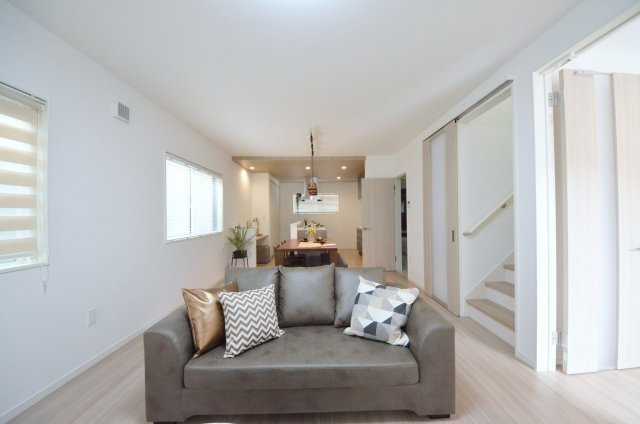 五月が丘二丁目の居間・リビング|広く明るいリビング空間。オープンタイプの対面式キッチンでリビングが隅まで見渡せます。キッチンにいながら小さなお子様にも目が届き安心です。