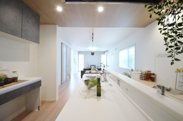 五月が丘二丁目の居間・リビング|広く明るいリビング空間。オープンタイプの対面式キッチンでリビングが隅まで見渡せます。キッチンにいながら小さなお子様にも目が届き安心です。