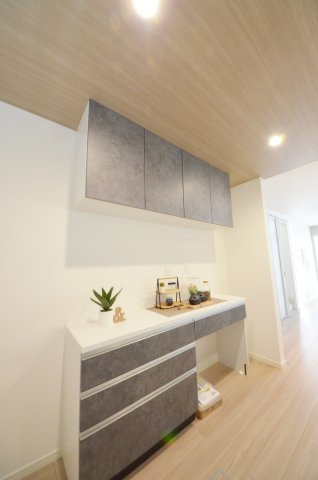 五月が丘二丁目の収納|大容量のカップボードが標準装備。パントリースペースもあり、キッチン周りの収納もしっかり確保されています。