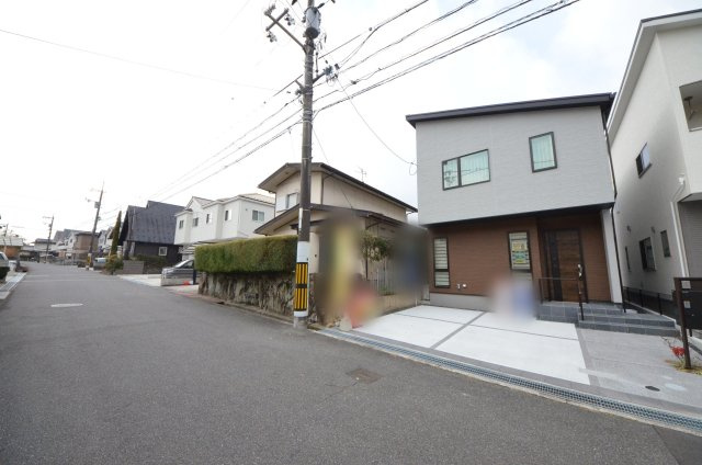 五月が丘二丁目の前面道路含む現地写真|前面道路は交通量が少なく駐車楽々