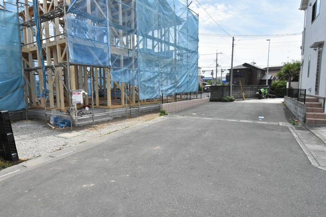 鴻巣市宮地２丁目　新築一戸建ての前面道路含む現地写真|南西側の道路。※奥は隣地の駐車場になります。