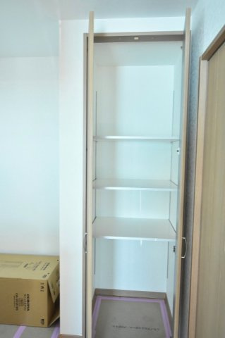 鴻巣市宮地２丁目　新築一戸建ての収納|キッチン横の食品庫は高さの変えられる可動棚付きで便利です♪