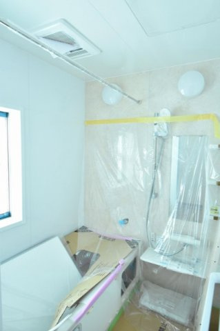 鴻巣市宮地２丁目　新築一戸建ての浴室|【建築中】LIXILのシステムバス。浴室換気乾燥暖房機付で心地よいバスタイムを♪　丸洗いカウンターなどお手入れもしやすい仕様です。