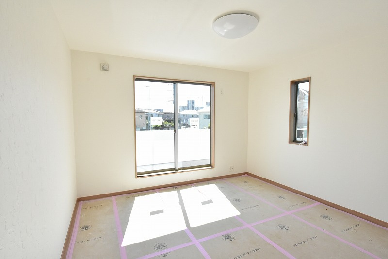 鴻巣市宮地２丁目　新築一戸建ての前面道路含む現地写真|北側道路
