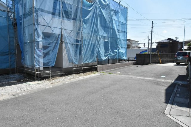鴻巣市宮地２丁目　新築一戸建ての前面道路含む現地写真|前面道路６ｍ部分。右奥は隣の敷地になります。