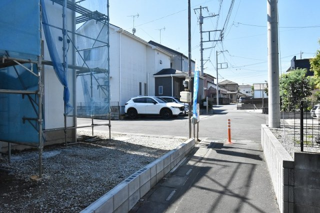 鴻巣市宮地２丁目　新築一戸建ての前面道路含む現地写真|北側の道路