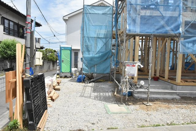 鴻巣市宮地２丁目　新築一戸建ての外観|玄関部分と駐車場部分
