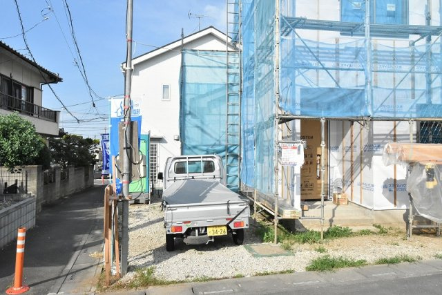 鴻巣市宮地２丁目　新築一戸建ての外観|玄関部分と駐車場部分