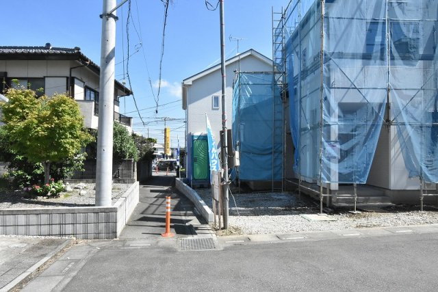 鴻巣市宮地２丁目　新築一戸建ての外観|玄関部分と駐車場部分