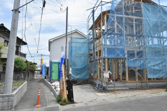 鴻巣市宮地２丁目　新築一戸建ての前面道路含む現地写真|北側の道路