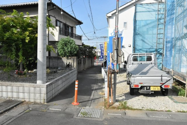 鴻巣市宮地２丁目　新築一戸建ての前面道路含む現地写真|北側の道路