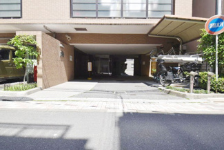 【エントランス】 | オートロックを備えた、マンションのエントランス。やはりセキュリティの観点は欠かすことができません。皆様を“安全”に送り出し、出迎えてくれます。～即日のご見学可能～　お問合せはお気軽にどうぞ。