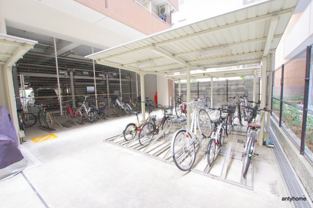 アーデンタワー靭公園　仲介手数料無料の駐車場