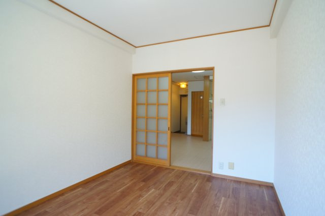 マンション芝の洋室