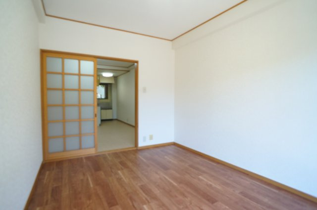 マンション芝の洋室