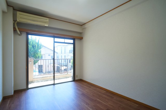 マンション芝の洋室