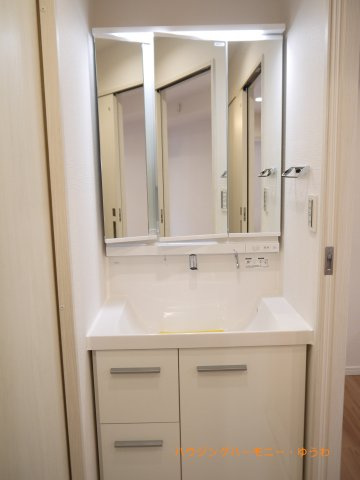 【独立洗面台】 | トーア駒込マンション | 独立洗面台、小物を置くことができて便利です