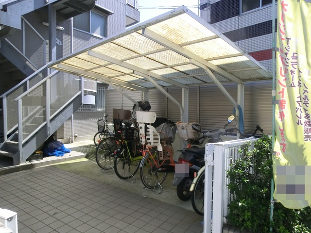 大貫マンションのその他共用部分|敷地内屋根付き駐輪場。