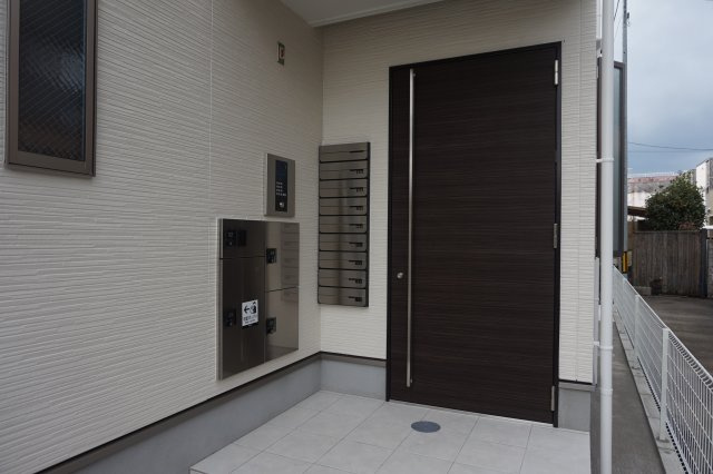 熊本市中央区黒髪２丁目のアパートのエントランス