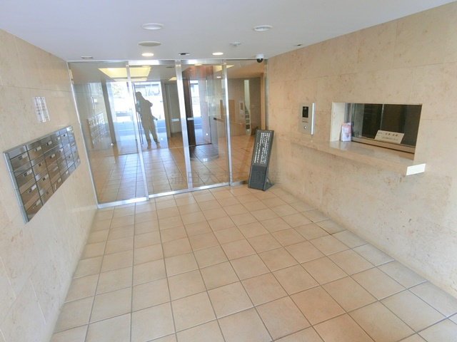 クレッセント池上Ⅱのエントランス|オートロックと宅配ボックス、管理人室有のエントランス