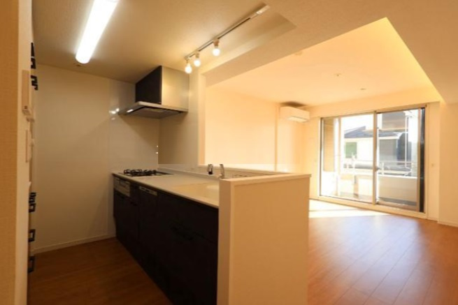 クレッセント池上Ⅱのキッチン|３口ガスコンロのシステムキッチン