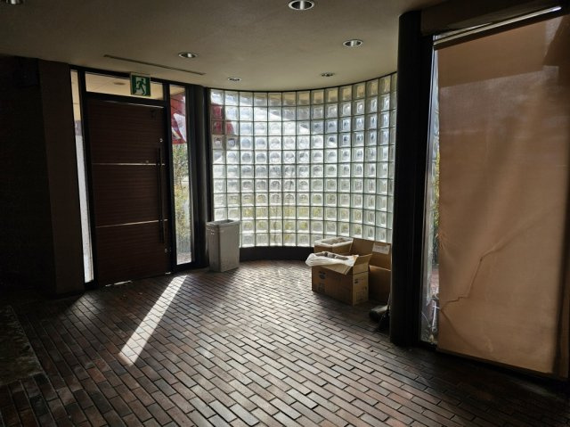 びわ湖岸道路に面する店舗の内装|エントランスホールです