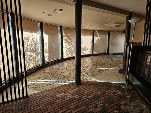 びわ湖岸道路に面する店舗の内装