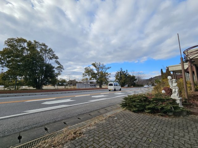 びわ湖岸道路に面する店舗の展望|物件の前にクラブハリエの入り口があります
