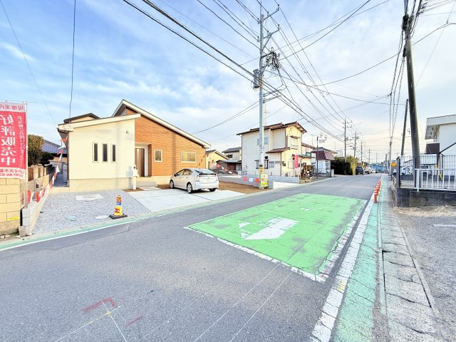 常総市豊岡町3期　新築戸建て　1号棟の前面道路含む現地写真