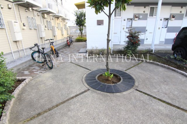 草加市草加３丁目のアパートのエントランス