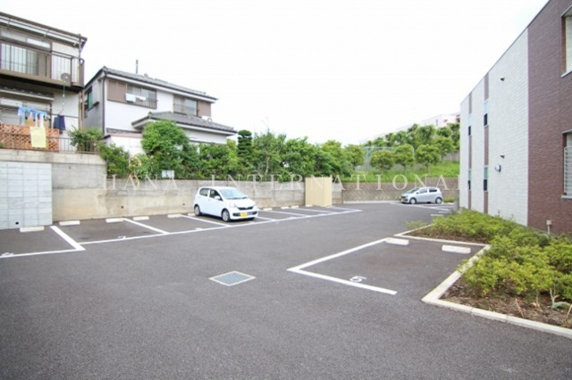 リブリ・千草の駐車場