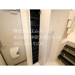 グラン新守山　(金屋B棟　2棟並び西側)の玄関