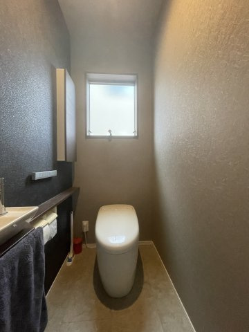 高崎市箕郷町柏木沢ガレージ付きの家のトイレ|１階はグレーを基調としたホテルライクなトイレです！