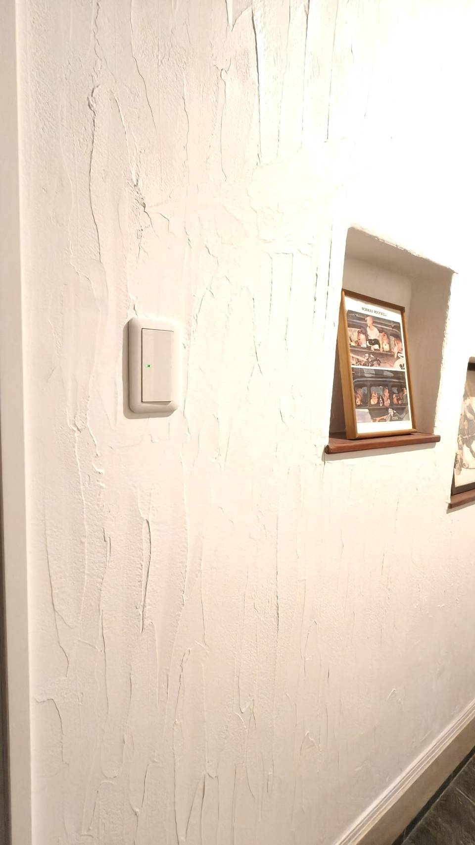 高崎市箕郷町柏木沢ガレージ付きの家の内装|1階LDK、玄関ホールは温かみを感じさせてくれる塗り壁！光の当たり方で変わるニュアンスも楽しめます！