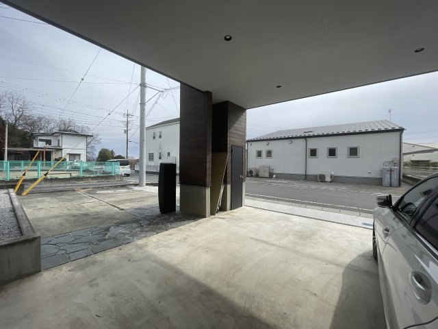 高崎市箕郷町柏木沢ガレージ付きの家の収納|ガレージ柱部分には嬉しい収納あり！