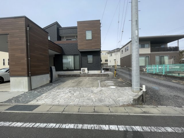 高崎市箕郷町柏木沢ガレージ付きの家の駐車場|ガレージ部分の他にも駐車２台分ありますので、来客があっても安心です！