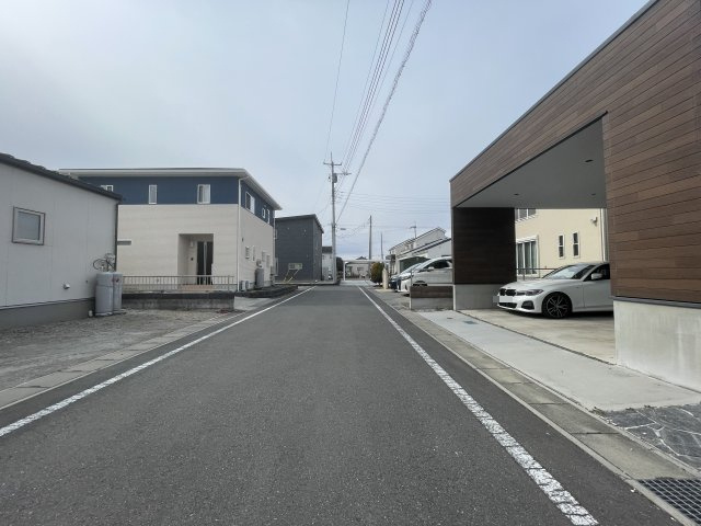 高崎市箕郷町柏木沢ガレージ付きの家の前面道路含む現地写真|前面道路幅6M！駐車も楽々！