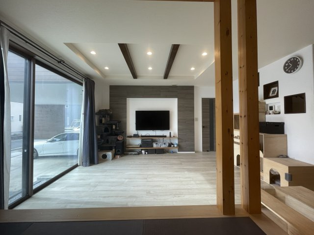 高崎市箕郷町柏木沢ガレージ付きの家の居間・リビング|和室からの眺め！