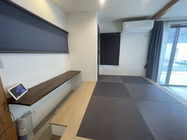 高崎市箕郷町柏木沢ガレージ付きの家の居間・リビング|小上がり横には足がおろせるデスクスペース！宿題もはかどりますね！