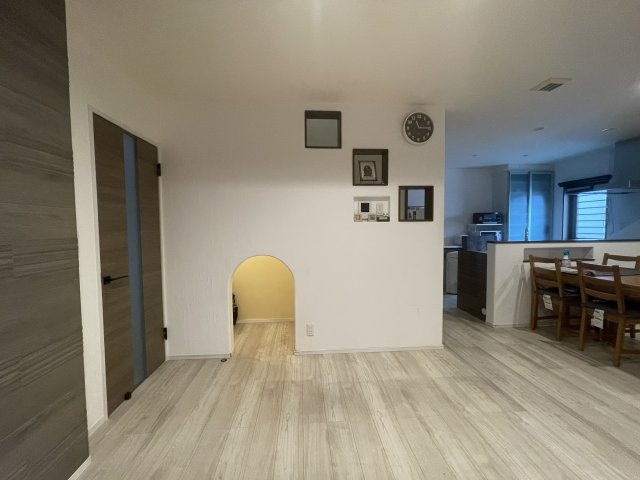 高崎市箕郷町柏木沢ガレージ付きの家の居間・リビング|ヌックに電気を灯すと雰囲気◎