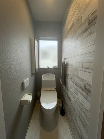 高崎市箕郷町柏木沢ガレージ付きの家のトイレ|２階のトイレはまた違った雰囲気を楽しめます！