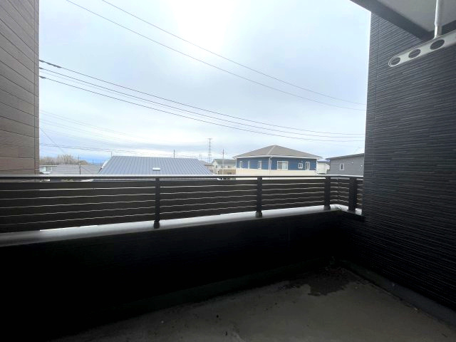 高崎市箕郷町柏木沢ガレージ付きの家のバルコニー|屋根のかかったバルコニー！少しの雨なら洗濯物も濡れずに済みます！前面に高い建物が建っていないので眺望も良好ですよ！