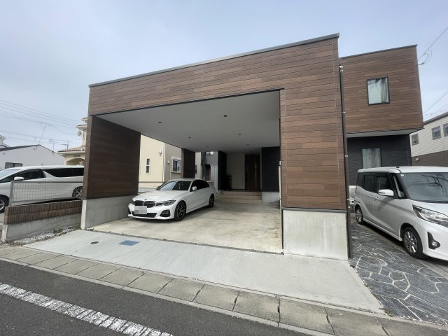 高崎市箕郷町柏木沢ガレージ付きの家の外観|せり出したガレージスペースは重厚感たっぷりです！