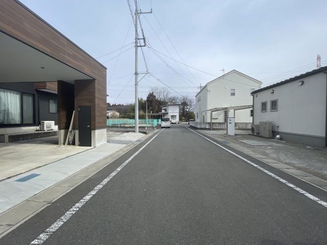 高崎市箕郷町柏木沢ガレージ付きの家の前面道路含む現地写真|閑静な分譲地内です♪