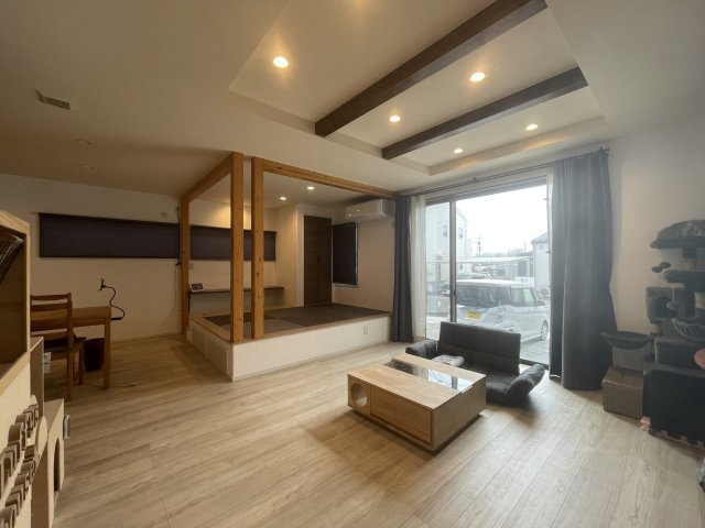 高崎市箕郷町柏木沢ガレージ付きの家の居間・リビング|小上がりの和室のある広々LDK！家族それぞれ、お気に入りの場所ができますね。