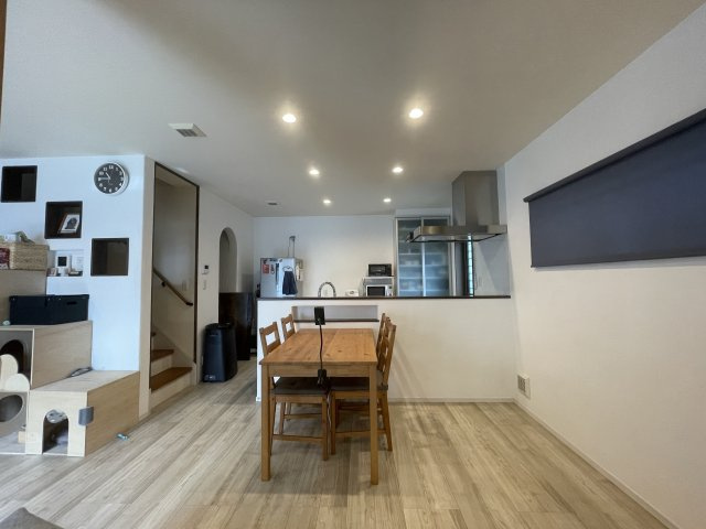 高崎市箕郷町柏木沢ガレージ付きの家のダイニング|小上がり和室からの眺め！お料理の時間も楽しい時間になりそうです。
